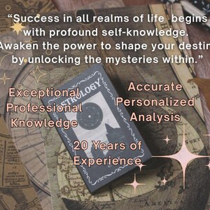 Puede incluir: Un libro negro con las palabras "Astrolog&iacute;a" y "Conocimiento Profesional Excepcional" en la portada. El libro est&aacute; abierto en una p&aacute;gina con una ilustraci&oacute;n en blanco y negro de un mapa celeste. El libro est&aacute; sobre un mapa vintage con una cita sobre el &eacute;xito y el autoconocimiento. La cita dice: "El &eacute;xito en todos los &aacute;mbitos de la vida comienza con un profundo autoconocimiento. Despierta el poder de moldear tu destino desbloqueando los misterios que hay dentro."