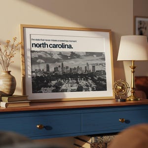 Arte de pared minimalista imprimible de Carolina del Norte, horizonte moderno del centro de Charlotte, arte estatal de Carolina del Norte en blanco y negro, impresión horizontal, descarga digital