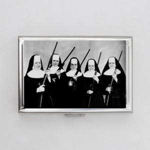 Nonnen mit Waffen Zigarettenetui ODER Kartenhalter - Gelenktasche, Rauchergeschenk, Makabre Kunst, Zigarettenetui, Visitenkarte, Ausweishalter