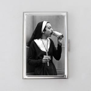 Nonnen trinken Zigarettenetui ODER Kartenhalter - Streichholzschachtel Etui, Zigarettenetui Art Zigarettenetui, Visitenkarte, Ausweishalter