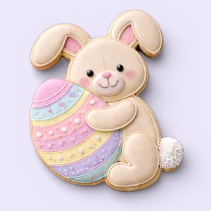 Könnte beinhalten: Ein Keks in Form eines Osterhasen, der ein verziertes Ei hält. Der Hase ist beige mit rosa Akzenten und einem flauschigen Schwanz. Das Ei ist in Pastellfarben wie Rosa, Blau, Gelb und Lila gestreift und mit weißen Punkten verziert.