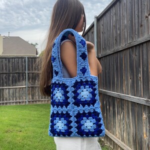 Bolso de crochet en tonos azules / Bolso de hombro de crochet hecho a mano / Monedero cuadrado de abuela forrado de crochet con bolsillo