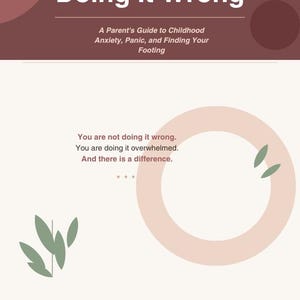 Puede incluir: Portada de libro con el título "You're Not Doing It Wrong" en texto blanco sobre fondo granate. El subtítulo dice "A Parent's Guide to Childhood Anxiety, Panic, and Finding Your Footing". La portada también incluye una cita y un diseño circular.