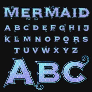 Può includere: Un alfabeto completo in un font a tema sirena, con una sfumatura di tonalità blu e viola. Le lettere sono delineate con una texture glitterata su uno sfondo nero. La parola "MERMAID" è visualizzata sopra l'alfabeto.