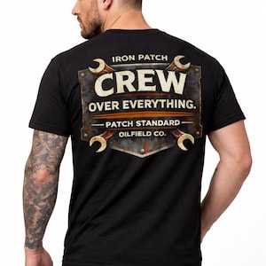 Może przedstawiać: Rustykalny drewniany szyld z napisem "Welcome to our home" w białych literach. Szyld ma postarzaną powierzchnię i prosty, zachęcający design, idealny na ganek lub do przedpokoju.