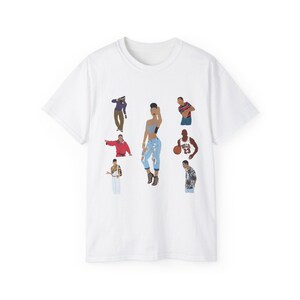 Op de afbeelding: Wit T-shirt met een grafische print van zes mensen, waaronder een vrouw in een spijkerrok en een man die basketbal speelt.