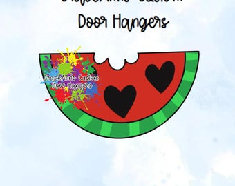 Op de afbeelding: Een rode watermeloen-schijf deurhanger met groene strepen en twee zwarte harten. De tekst "GraceAnn's Custom Door Hangers" is zichtbaar in de afbeelding.
