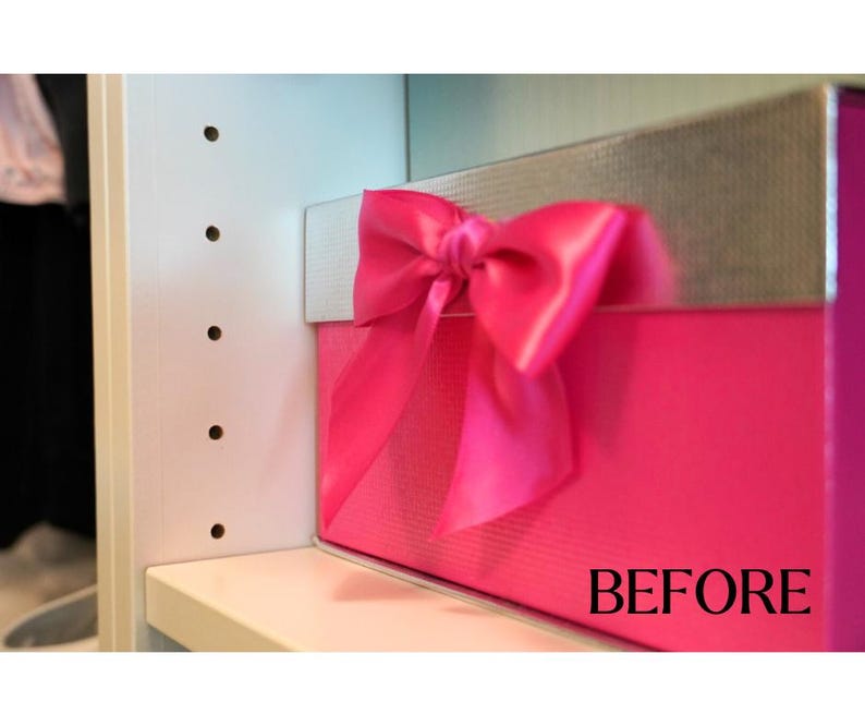 K&ouml;nnte beinhalten: Eine leuchtend rosa Geschenkbox mit passender Satinschleife. Die Box hat einen silbernen Deckel und steht auf einem wei&szlig;en Regal. Das Wort "BEFORE" ist auf der Box aufgedruckt.