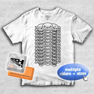 Puede incluir: Camiseta blanca con la palabra "psykotic" apilada verticalmente con un dise&ntilde;o de calaveras negras repetidas. La camiseta tiene cuello redondo y mangas cortas. Un &oacute;valo azul indica que hay varios colores y tallas disponibles.