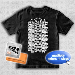 Puede incluir: Camiseta negra con la palabra "psykotic" y un dise&ntilde;o de calaveras repetidas en blanco. La camiseta incluye el logo de la tienda Etsy Merchstash y un &oacute;valo azul con "multiple colors + sizes".