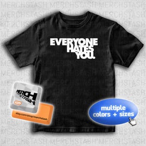 Op de afbeelding: Zwart t-shirt met de witte tekst "EVERYONE HATES YOU." Het shirt heeft ook een shoplogo en een knop met de tekst "meerdere kleuren + maten."