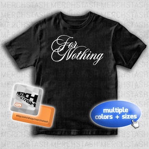 Puede incluir: Camiseta negra con el texto blanco en cursiva "For Nothing". La camiseta también presenta un logotipo de la tienda y un botón azul que dice "multiple colors + sizes".