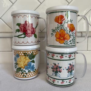Kubek do kawy z haftem krzyżykowym: haft kwiatowy, wystrój kuchni w stylu retro