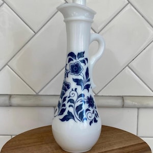 Envase vintage de vidrio azul y blanco para aceite de baño espumoso Avon con tapa de vidrio. Decoración para el baño.