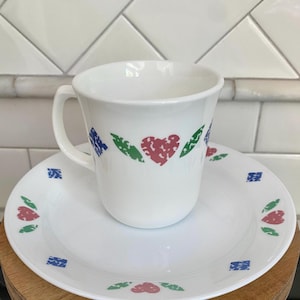 Vintage Corelle by Corning Becher & Teller Set - Herzen und Blätter Patchwork Design - 1980er / 90er Jahre Geschirr, weißes Corningware, Vintage Pyrex