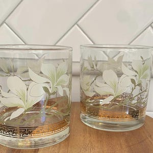 Vintage Mid-Century Floral Lowball Glasses – Set of 2 | Gold Greek Key & White Lily Design | Retro Barware, MCM, Vintage, Retro, Bar Glasses