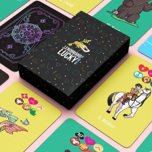 Puede incluir: Una caja negra con el texto "LENORMAND LUCKY" y una ilustración de llave, rodeada de formas geométricas coloridas. La caja está rodeada de cartas de tarot con ilustraciones y números. Las ilustraciones de las cartas incluyen un jinete sobre un caballo blanco.