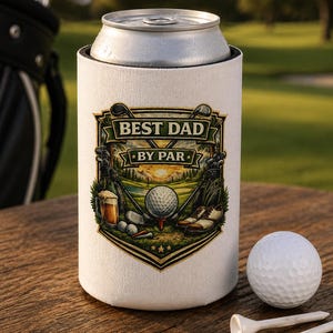 Puede incluir: Un enfriador de latas blanco con el texto "BEST DAD BY PAR" y un diseño temático de golf. El diseño incluye palos de golf, una pelota de golf, una cerveza y zapatos de golf. Una pelota de golf y dos tees están junto al enfriador.