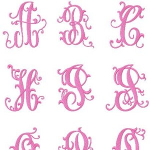 Può includere: Un set di 26 lettere ricamate rosa con un tocco decorativo. Le lettere sono in un font corsivo e sono disposte in ordine alfabetico.