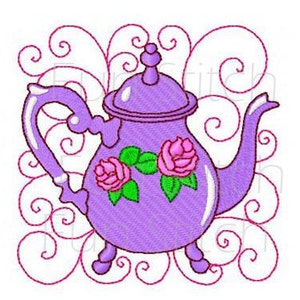 Puede incluir: Una tetera morada con un diseño floral con rosas rosas y hojas verdes. La tetera tiene una tapa y un asa y se apoya en tres patas. El fondo es un patrón de remolinos blancos.