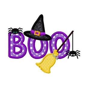 Puede incluir: Un diseño temático de Halloween con la palabra "BOO" en letras moradas con lunares blancos y un borde morado. Un sombrero de bruja, una escoba y arañas completan el diseño. El sombrero es negro con una banda y hebilla moradas.