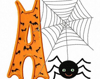 Könnte beinhalten: Ein orangefarbener Buchstabe "A" mit einem Fledermausmuster, einem grauen Spinnennetz und einer schwarzen Spinne mit grünen Augen und einem orangefarbenen Lächeln. Das Design hat ein Halloween-Thema.