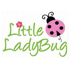 Könnte beinhalten: Grafik mit den Worten "Little LadyBug" in grüner Schrift, einer rosa Blume über "Little" und einem rosa Marienkäfer mit schwarzen Punkten und Fühlern. Auf weißem Hintergrund.