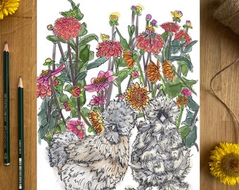 Può includere: Due polli grigi e soffici in piedi in un giardino con fiori rosa, rossi e arancioni. I polli hanno piume bianche e sono in piedi su uno sfondo bianco.