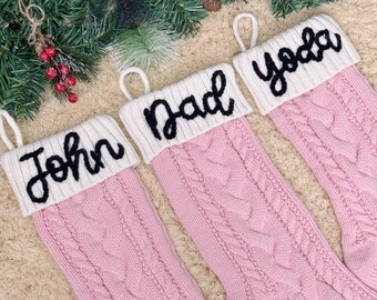 2025 ピンクの刺繍入りクリスマスストッキング、パーソナライズされたファミリーストッキング、カスタムホリデーデコレーション、モノグラムクリスマスギフト、クリスマスマントル装飾