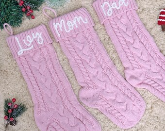 2025 ピンクの刺繍入りクリスマスストッキング、パーソナライズされたファミリーストッキング、カスタムホリデーデコレーション、モノグラムクリスマスギフト、クリスマスマントル装飾