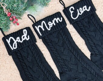 2025 ブラック刺繍クリスマスストッキング、パーソナライズされたファミリーストッキング、カスタムホリデーデコレーション、モノグラムクリスマスギフト、クリスマスマントル装飾
