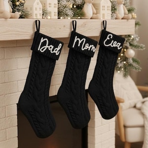 2025 zwarte geborduurde kerstsokken, gepersonaliseerde familiesokken, aangepast vakantiedecor, monogram kerstcadeau, decor kerstmantel