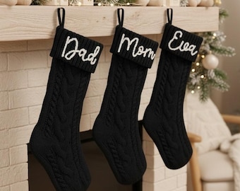 2025 ブラック刺繍クリスマスストッキング、パーソナライズされたファミリーストッキング、カスタムホリデーデコレーション、モノグラムクリスマスギフト、クリスマスマントル装飾