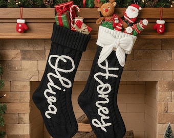 2025 リボン付きブラック刺繍クリスマスストッキング、カスタムホリデーデコレーション、パーソナライズファミリーストッキング、モノグラムクリスマスギフト、クリスマスマントルデコレーション