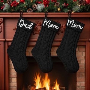 2025 zwarte geborduurde kerstsokken, gepersonaliseerde familiesokken, aangepast vakantiedecor, monogram kerstcadeau, decor kerstmantel
