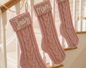 2025 ピンクの刺繍入りクリスマスストッキング、パーソナライズされたファミリーストッキング、カスタムホリデーデコレーション、モノグラムクリスマスギフト、クリスマスマントル装飾