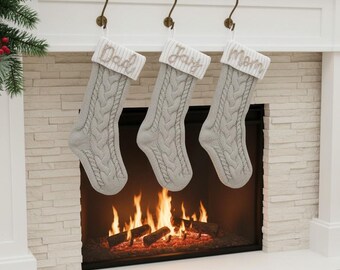 素朴な刺繍のクリスマスストッキング、パーソナライズされたファミリーストッキング、カスタムホリデーデコレーション、モノグラムクリスマスギフト、クリスマスマントル装飾