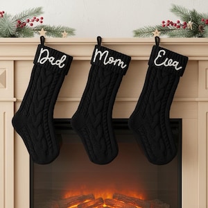 2025 zwarte geborduurde kerstsokken, gepersonaliseerde familiesokken, aangepast vakantiedecor, monogram kerstcadeau, decor kerstmantel