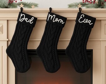 2025 ブラック刺繍クリスマスストッキング、パーソナライズされたファミリーストッキング、カスタムホリデーデコレーション、モノグラムクリスマスギフト、クリスマスマントル装飾
