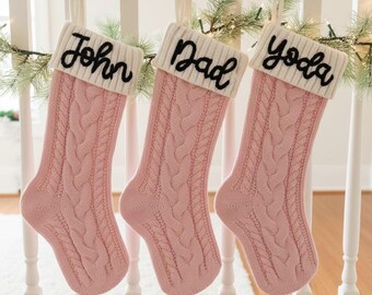 2025 ピンクの刺繍入りクリスマスストッキング、パーソナライズされたファミリーストッキング、カスタムホリデーデコレーション、モノグラムクリスマスギフト、クリスマスマントル装飾
