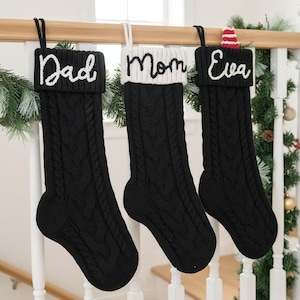 2025 zwarte geborduurde kerstsokken, gepersonaliseerde familiesokken, aangepast vakantiedecor, monogram kerstcadeau, decor kerstmantel