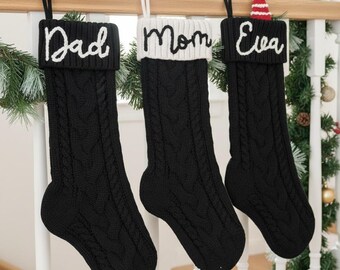 2025 ブラック刺繍クリスマスストッキング、パーソナライズされたファミリーストッキング、カスタムホリデーデコレーション、モノグラムクリスマスギフト、クリスマスマントル装飾