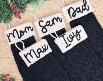 2025 ブラック刺繍クリスマスストッキング、パーソナライズされたファミリーストッキング、カスタムホリデーデコレーション、モノグラムクリスマスギフト、クリスマスマントル装飾