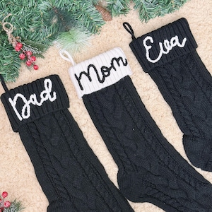 2025 zwarte geborduurde kerstsokken, gepersonaliseerde familiesokken, aangepast vakantiedecor, monogram kerstcadeau, decor kerstmantel