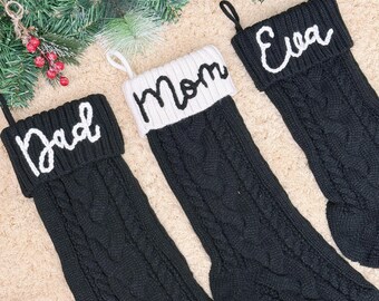 2025 ブラック刺繍クリスマスストッキング、パーソナライズされたファミリーストッキング、カスタムホリデーデコレーション、モノグラムクリスマスギフト、クリスマスマントル装飾