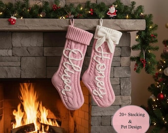 2025 リボンピンク刺繍クリスマスストッキング、パーソナライズファミリーストッキング、モノグラムクリスマスギフト、カスタムホリデーデコレーション、クリスマスマントルデコレーション