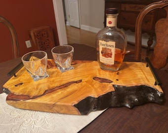 Vassoio da whisky/bourbon personalizzato / Legno di gelso con bordo naturale / Intarsio in acrilico color ambra / Incisione gratuita / Regalo per l'inaugurazione della casa