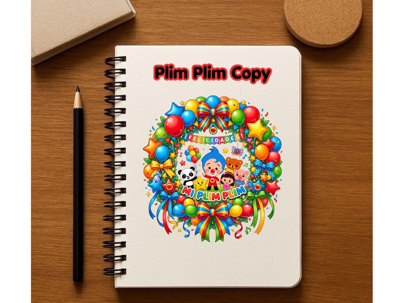 K&ouml;nnte beinhalten: Ein spiralgebundenes Notizbuch mit einer bunten Illustration von Plim Plim, umgeben von einem festlichen Kranz aus Luftballons, Sternen und Schleifen. Oben steht der Text Plim Plim Copy, in der Mitte die Texte &iexcl;FELICIDADES! und MI PLIM PLIM.