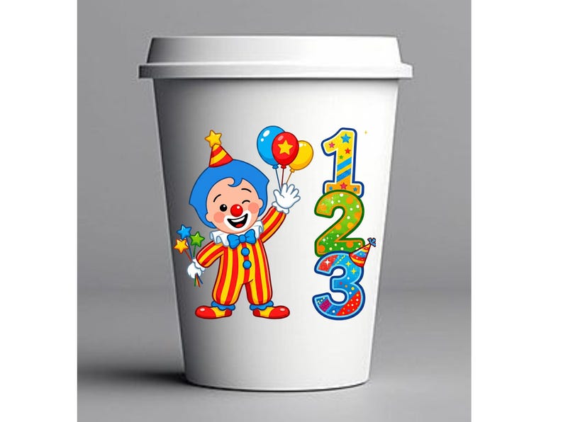 K&ouml;nnte beinhalten: Ein wei&szlig;er Einwegbecher mit einer bunten Grafik eines Clowns mit blauem Haar, roter Nase und rot-gelb gestreiftem Outfit. Der Clown h&auml;lt ein B&uuml;ndel Luftballons und Sterne. Neben dem Clown befinden sich die gro&szlig;en, bunten Zahlen 1, 2 und 3.
