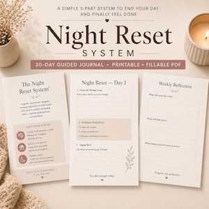 Peut inclure: Le "Night Reset System" est un journal guidé de 30 jours pour terminer la journée. L'image montre trois pages ouvertes avec des invites de réflexion, une bougie et un vase de fleurs séchées. Le texte comprend "Printable + Fillable PDF".